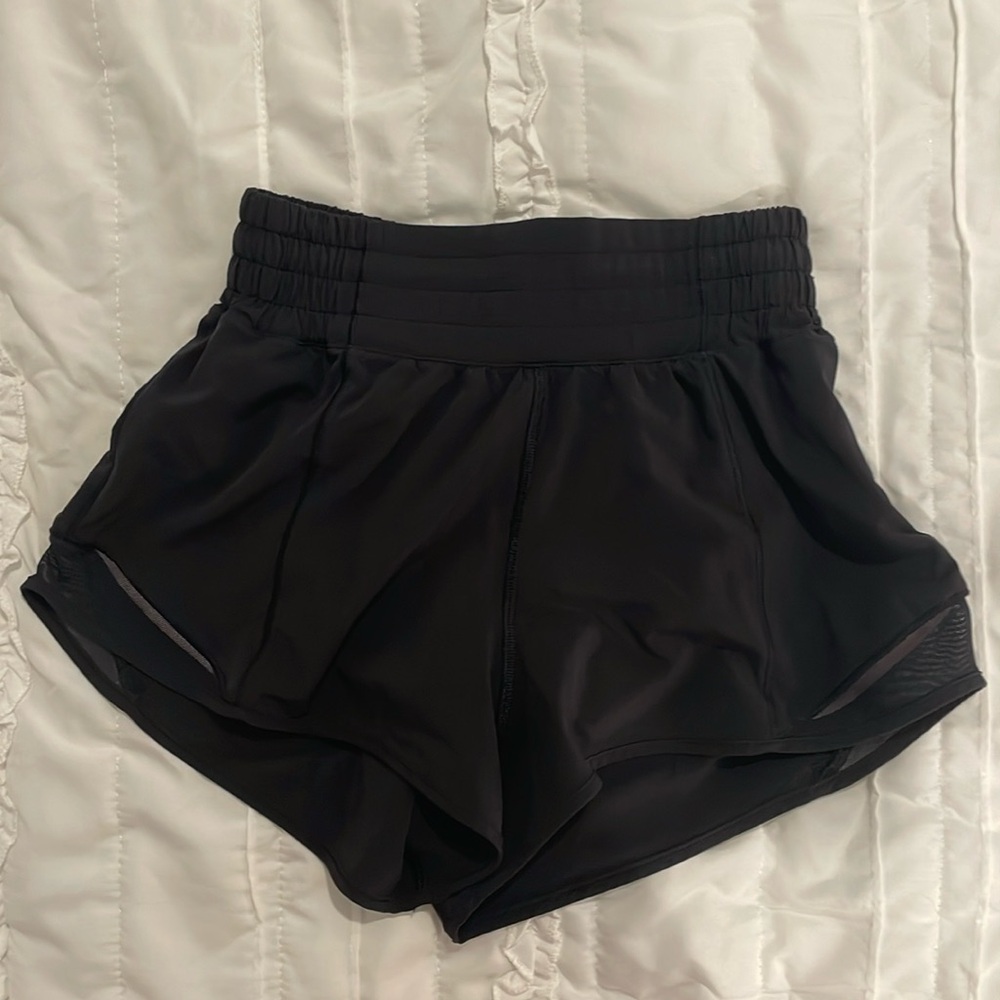 lululemon hotty hots high rise 2.5” shorts